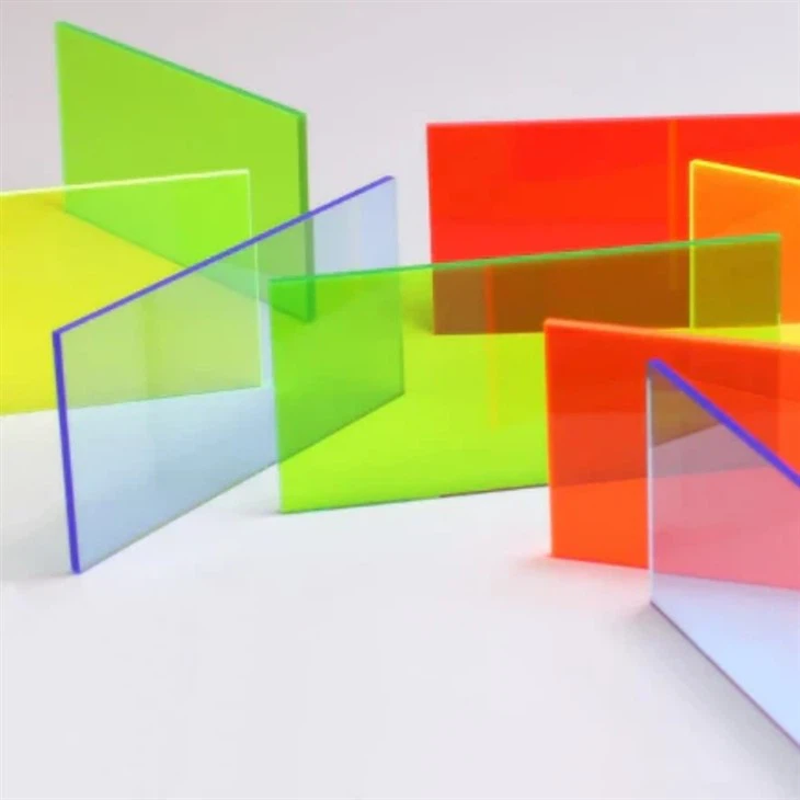 ¿Son biocompatibles las láminas acrílicas fundidas?